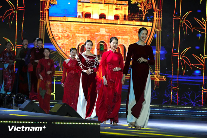 An ao dai show (Photo: VietnamPlus) lehoiaodai.webp