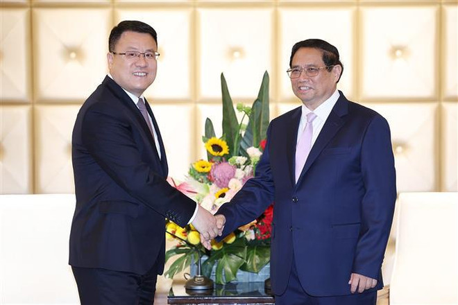 Prime Minister Pham Minh Chinh (right) and Wang Xiaojun, Deputy General Manager of the Power Construction Corporation of China (PowerChina). (Photo: VNA) power.jpg