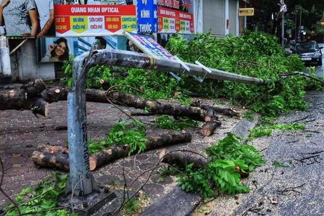 A street light is broken and bent near the Nguyen Tuan - Nguy Nhu Kon Tum intersection in Hanoi (Photo: VNA) hanoi.jpg