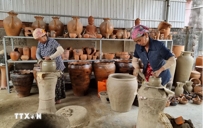 Pottery production at Bau Truc Pottery village in Phuoc Dan town, Ninh Phuoc district, Ninh Thuan province. (Photo: VNA) ninh thuan.PNG