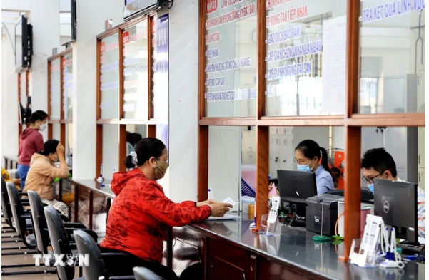 People apply for handling administrative procedures at an one-stop-shop division in Vung Tau city of Ba Ria - Vung Tau province. (Photo: VNA) HC.PNG