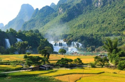 The Vietnamese tourism sector needs to get on the environmentally-friendly bandwagon. (Photo: VietnamPlus) 4.jpg