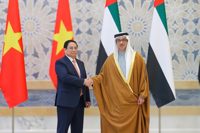 Prime Minister Pham Minh Chinh (L) and Vice President of the United Arab Emirates (UAE) Sheikh Mansour bin Zayed Al Nahyan at the official welcome ceremony. (Photo: VNA) UAE.jpeg