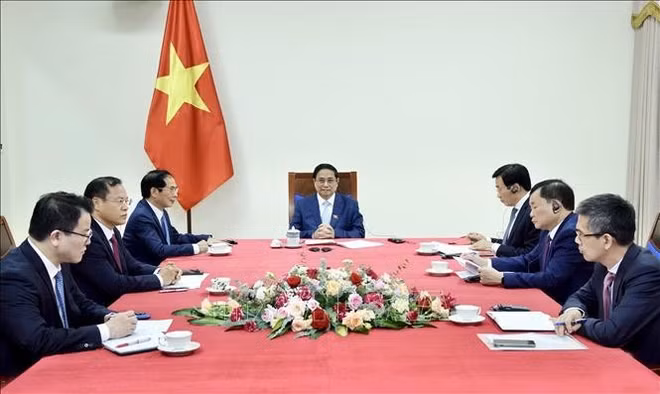 vietnams-government-leader-holds-phone-talks-with-new-pm-of-singapore-232.jpg
