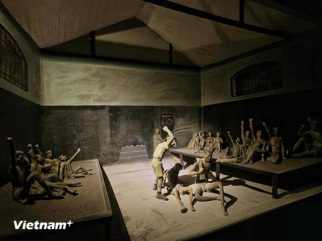 Hoa Lo Night Tour has left deep emotions in the hearts of tourists. (Photo: VietnamPlus) tourdem.webp