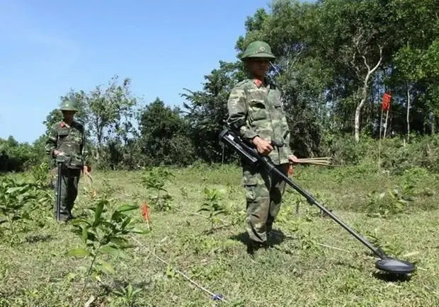 Clearing bombs and mines (Photo: VNA) clear.jpg
