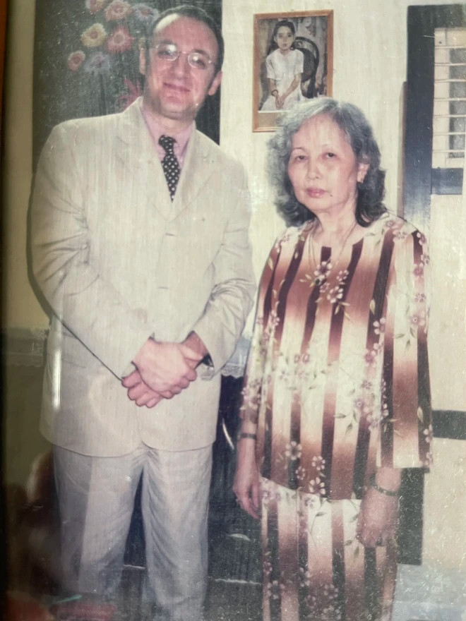 Paul Zetter and Ms. Thuy in 2022 (Photo coutersy of Paul Zetter) paul and thuy.jpg