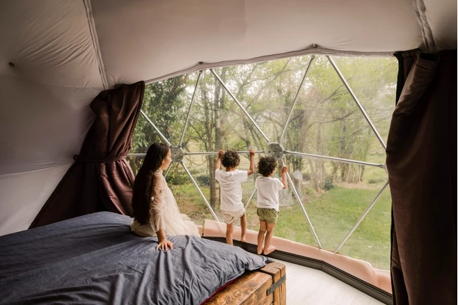 Research results show that 52% of Vietnamese travellers highlight the joy of bonding and creating lasting memories with loved persons. (Photo: VietnamPlus) trend2.PNG