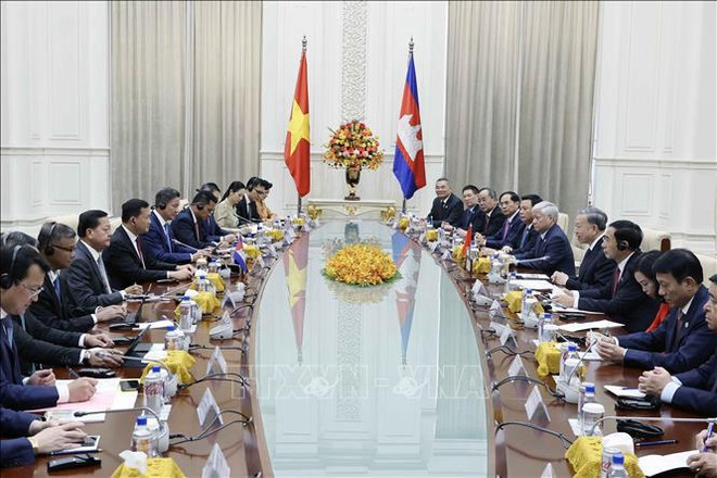 President To Lam and Cambodian Prime Minister Samdech Moha Bovor Thipadei Hun Manet hold talks on July 13. (Photo: VNA) talks.jpg