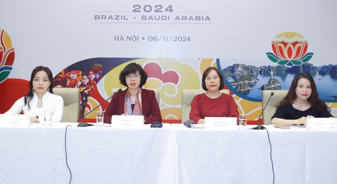 Le Thi Hong Van, Director of the Department of Cultural Diplomacy and UNESCO Affairs under the Ministry of Foreign Affairs, introduces the “Vietnam Days Abroad 2024” event (Photo: VietnamPlus) press.jpg
