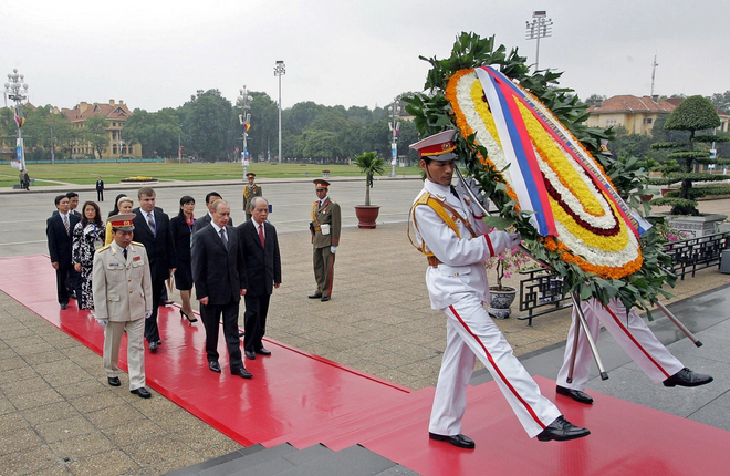 The Russian President pays tribute to President Ho Chi Minh at his mausoleum in Hanoi. (Photo: AFP) pay floral tribute to preisdent hCM.png