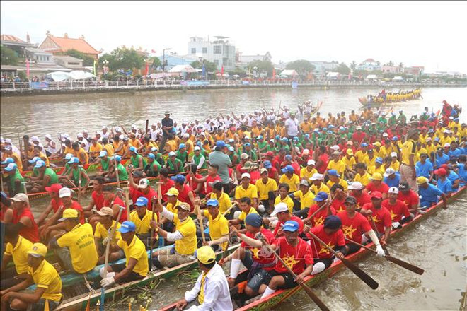 Male teams are preparing for a 1,000m competition (Photo: VNA) boats.jpg