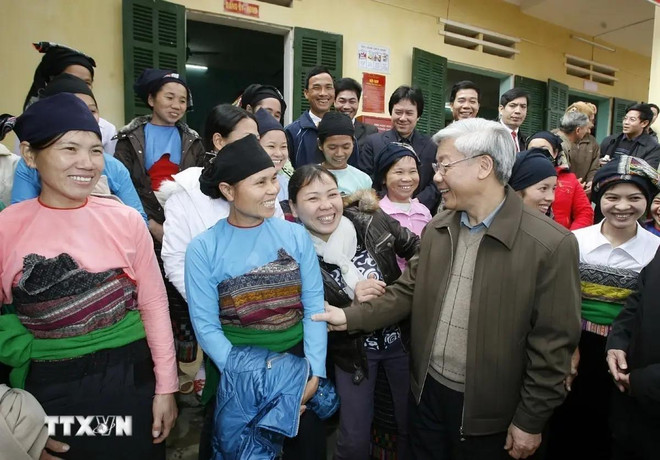 Chairman of the National Assembly Nguyen Phu Trong and ethnic people in Ngoc Phung commune, Thuong Xuan district, Thanh Hoa province in January 2010 (Photo: VNA) QH2.webp