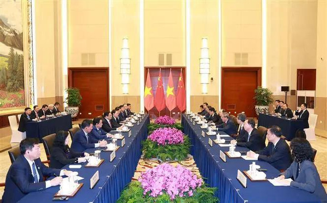 Participants at the talks between Prime Minister Pham Minh Chinh and Chinese Premier Li Qiang in Kunming city in China’s Yunnan province on November 7. (Photo: VNA) meeting.webp