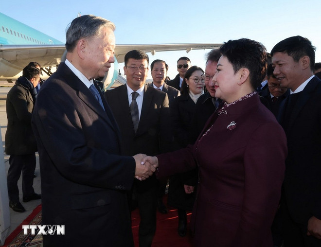 Mongolian Minister of Foreign Affairs B. Batsetseg bids farewell to Party General Secretary and State President To Lam (Photo: VNA) mongolia.jpg