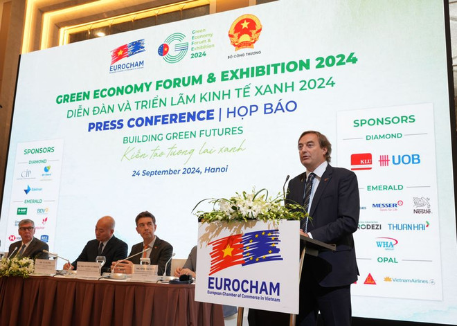 New Chairman of EuroCham Vietnam Bruno Jaspaert speaks at the event. (Photo: EuroCham) Bruno Jaspaert ok.JPG