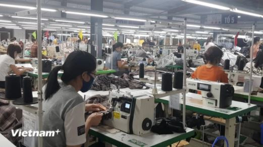 The extension of the SBV’s circular will help tackle business’ difficulties. (Photo: VietnamPlus) 2 bank.JPG