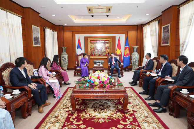 VNA General Director Vu Viet Trang pays a courtesy call on Vietnamese Ambassador to Laos Nguyen Minh Tam. (Photo: VNA) vna_potal_tong_giam_doc_ttxvn_vu_viet_trang_chao_xa_giao_dai_su_viet_nam_tai_lao__7712919.jpg