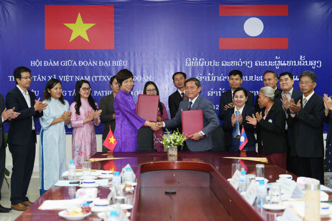 VNA General Director Vu Viet Trang (L) and KPL General Director Vannasin Simmavong exchange the minutes of cooperation between the two news agencies. (Photo: VNA) vna_potal_lao_danh_gia_cao_hop_tac_giua_hai_hang_thong_tan_quoc_gia_viet_nam-lao_7713805.jpg