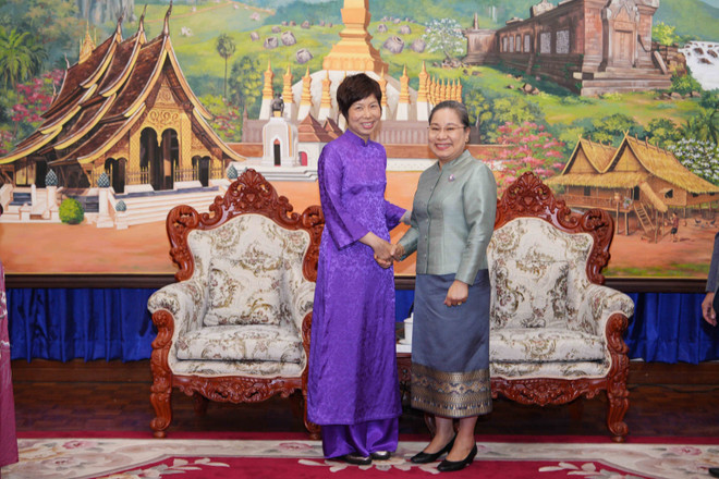 VNA General Director Vu Viet Trang (L) and Lao Minister of Information, Culture and Tourism Suonsavan Viyaketh. (Photo: VNA) vna_potal_lao_danh_gia_cao_hop_tac_giua_hai_hang_thong_tan_quoc_gia_viet_nam-lao_7713832 (1).jpg
