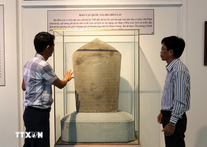 Ninh Thuan Provincial Museum’s staff introduces the National Treasure of Hoa Lai stele. (Photo: VNA) Hoa Lai stele.jpg