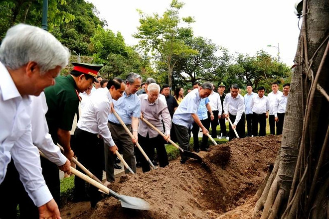 Party General Secretary Nguyen Phu Trong, Chinese Ambassador to Vietnam Xiong Bo, and other delegates plant the Vietnam - China friendship tree in August 2023. (Photo: VNA) friendship-3814.jpg.webp