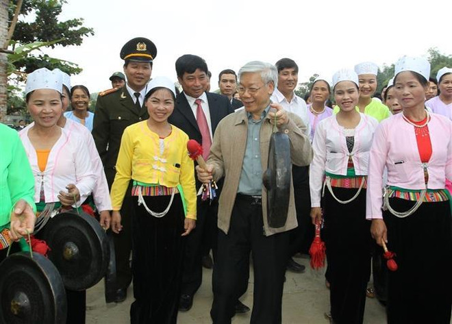 Party General Secretary Nguyen Phu Trong and Muong ethnic people during the Great National Solidarity Festival in Cau hamlet, Bac Son commune, Kim Boi district, Hoa Binh province on November 13, 2011. (Photo: VNA) culture2.jpg