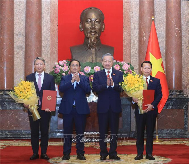General Secretary of the Communist Party of Vietnam (CPV) Central Committee and State President To Lam (central) presents appointment decisions to the Minister of Environment and Natural Resources, and the Minsiter of Justice. (Photo: VNA) To Lam.jpg
