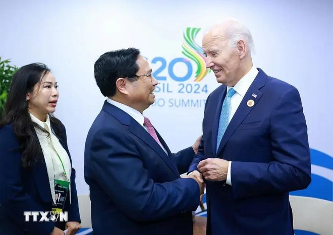 PM Pham Minh Chinh (L) and US President Joe Biden in a brief meeting on the sidelines of the G20 Summit in Rio de Janeiro. (Photo: VNA) thu-tuong-pham-minh-chinh-gap-tong-thong-hoa-ky-joe-biden-1911-1-4379.jpg.webp