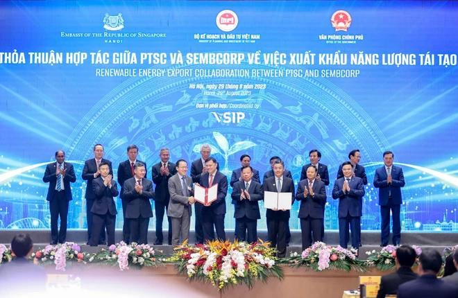 The Prime Ministers of Vietnam and Singapore witness the exchange of a survey permit for an offshore wind power project in Vietnam to the PTSC-Sembcorp consortium. (Photo: VietnamPlus) DG3.webp