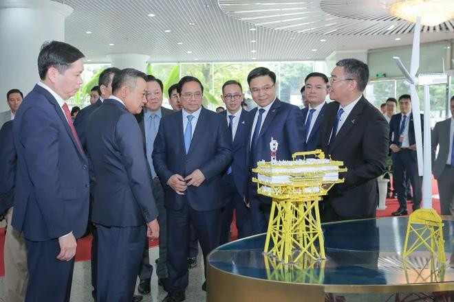 Petrovietnam leaders introduce to Prime Minister Pham Minh Chinh the possibility of participating in the offshore wind power industry (Photo: VietnamPlus) DG2.webp