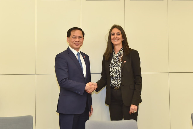Vietnamese Minister of Foreign Affairs Bui Thanh Son (left) and Moroccan Minister of Economy and Finance Nadia Fettah Alaoui. (Photo: VNA) botruong kinhte.jpg
