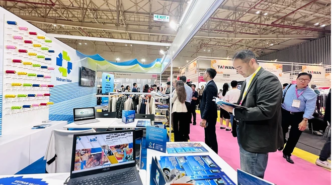 National-branded products at the 2024 Vietnam International Trade Fair for Apparel, Textiles and Textile Technologies. (Photo: VietnamPlus) brand3.PNG