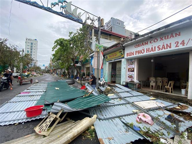 Co To residents in Quang Ninh clean up the environment after the storm (Photo: VNA) quang ninh.jpg