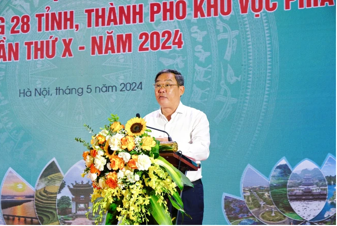 Vice Chairman of the Hanoi People’s Committee Le Hong Son speaks at the meeting. (Photo: VietnamPlus) trade3.PNG