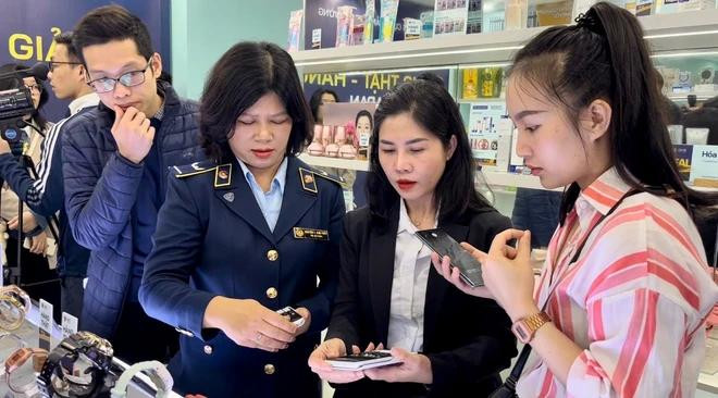 A representative from Casio instructs how to identify genuine products. (Photo: VietnamPlus) lien nganh 2.webp
