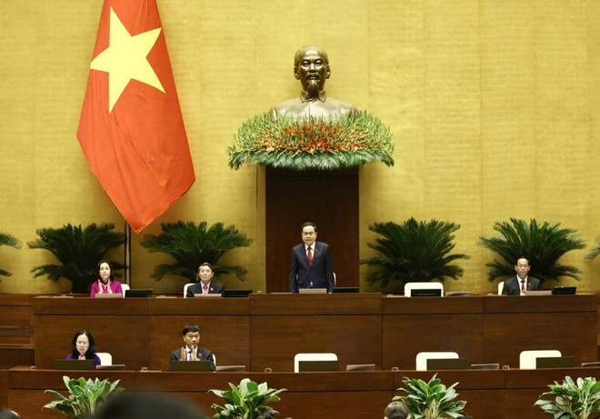 NA Chairman Tran Thanh Man (standing) and NA Vice Chairpersons at the opening ceremony of the 8th session of the 15-tenure National Assembly in Hanoi on October 21. (Photo: VNA) NA Chairman.jpg