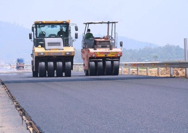 The Ministry of Transport is striving to complete 3,000 kilometres of expressways by 2025. (Photo: VietnamPlus) North South 3.webp