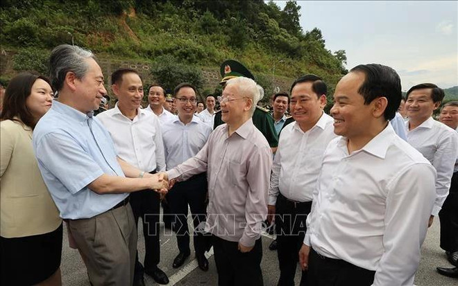 Party General Secretary Nguyen Phu Trong (C) shakes hands with Chinese Ambassador to Vietnam Xiong Bo at the Huu Nghi International Border Gate in the northern province of Lang Son. (Photo: VNA) ds-9979.jpg.webp
