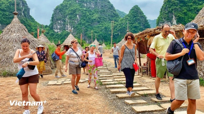 International tourists visit the filming set of "Kong: Skull Island" in the northern province of Ninh Binh, in August 2019. (Photo: Mai Mai/Vietnam+) dien anh.jpg