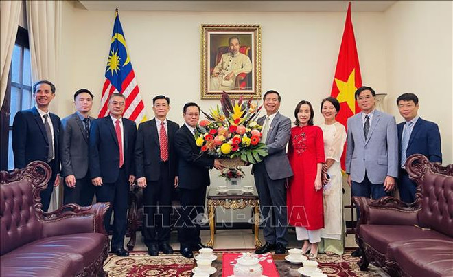 Lao Ambassador to Malaysia Thepthavone visits the Vietnamese Embassy in Kuala Lumpur to extend greetings on the occasion of Vietnam's National Day. (Photo: VNA) malaysia-290824-1.jpg