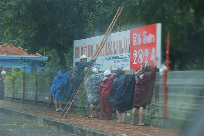 Hai Phong's Do Son residents brace for the storm. (Photo: VNA) storm2.jpg