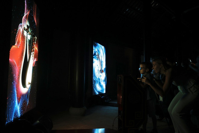 Visitors experience artworks combining sound and light at the festival. (Photo: VNA) 2.jpeg