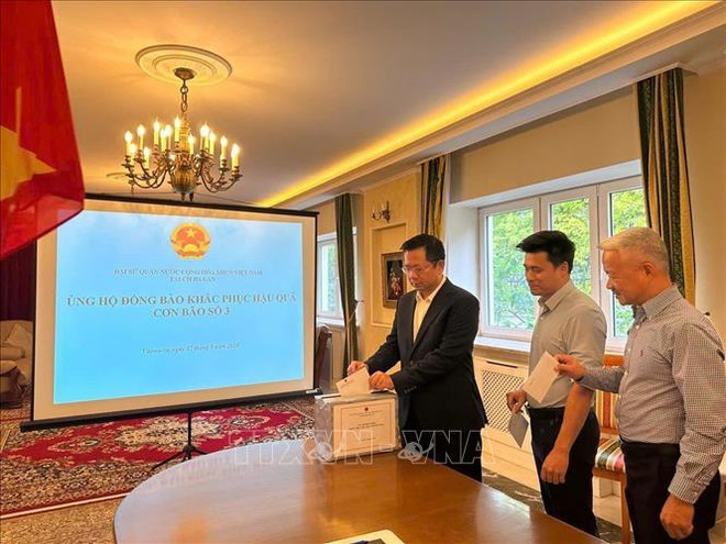 Staff of the Vietnamese Embassy in Poland donate to support people who are affected by Typhoon Yagi. (Source: VNA) hình_ảnh (3).jpg