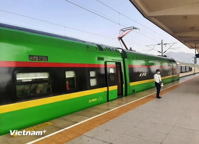 Gaging the experience of other countries, 350 km per hour or higher is chosen for many high-speed railways which cover a long distance because of efficiency and ability to attract a higher number of passengers. (Photo: VietnamPlus) tau2.webp