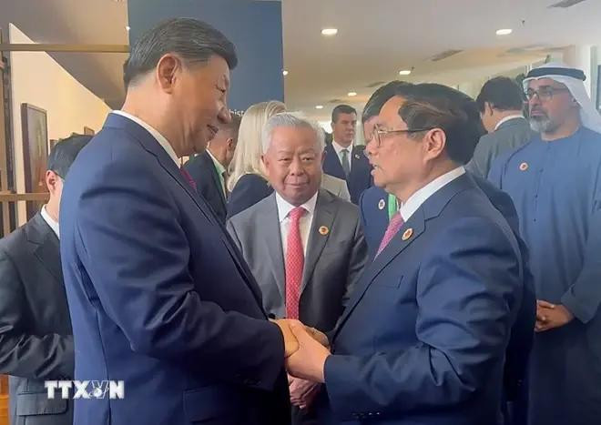 PM Pham Minh Chinh (R) and General Secretary of the Communist Party of China and Chinese President Xi Jinping (Photo: VNA) Xi Jing Ping.webp