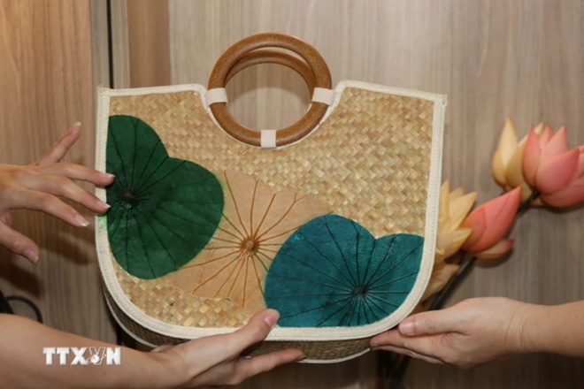 Dried lotus leaves are used to make a bag. (Photo: VNA) tui.PNG