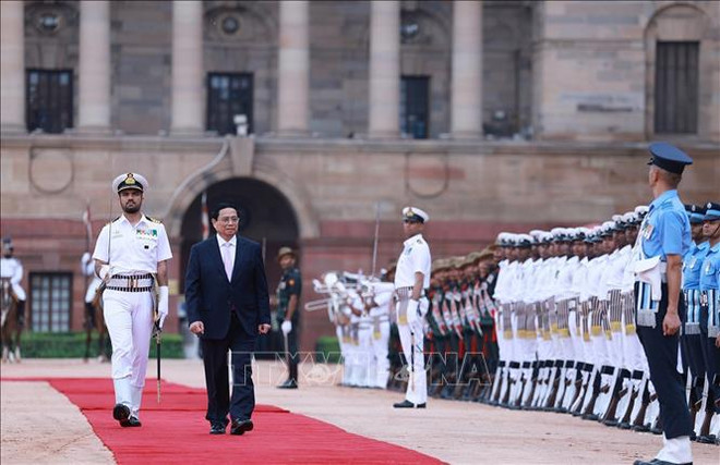 Prime Minister Pham Minh Chinh reviews the Indian Armed Forces' guard of honour at the ceremony. (Photo: VNA) Pham Minh Chinh India.jpg