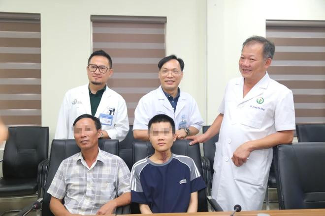 The patient and doctors in a group photo. (Source: VietnamPlus) surgery3.webp