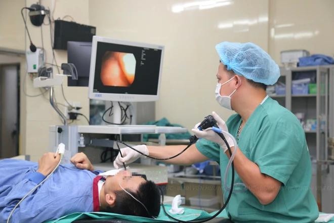 The patient under medical check-up after the surgery. (Photo: VietnamPlus) surgery2.webp
